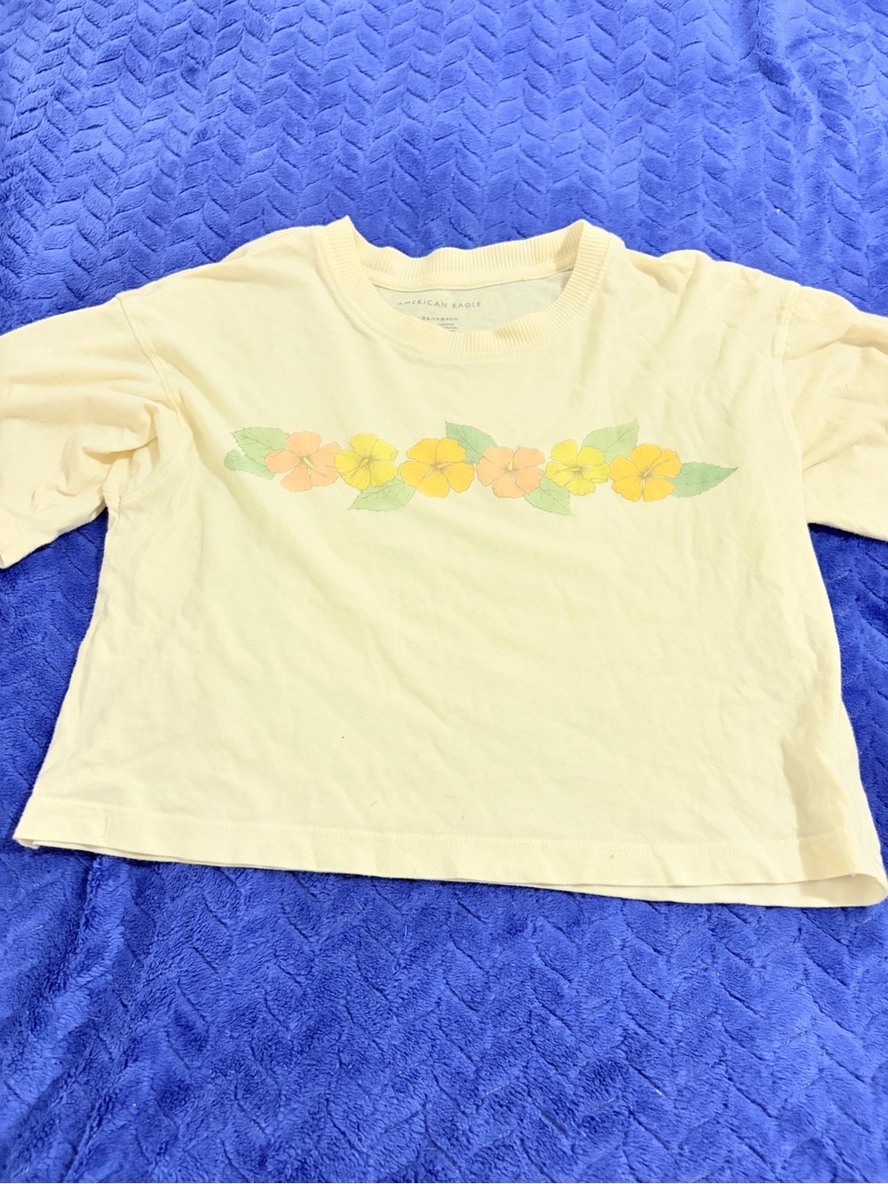 American Eagle Short Sleeve Tee 🌺💛